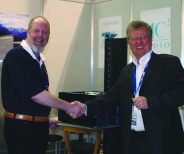 Ian McCarthy (links) von MC2 mit Hubert Overesch vom EAS Vertrieb