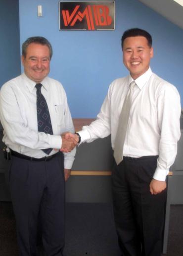 Tom Jung (Avix Tech) and Vicente Matali (VMB) after signing the contract