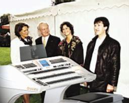 Claudia Hirschfeld und Mark Whale (hier mit Bundesprsident Johannes Rau und dessen Frau) werden auf der Musikmesse fr Wersi spielen